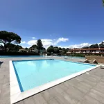 Comfy With Pool Access Βίλα