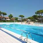 Comfy With Pool Access Βίλα