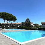 Comfy With Pool Access Βίλα