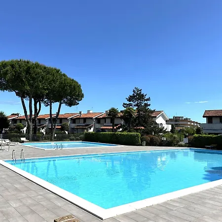 Comfy With Pool Access فيلة