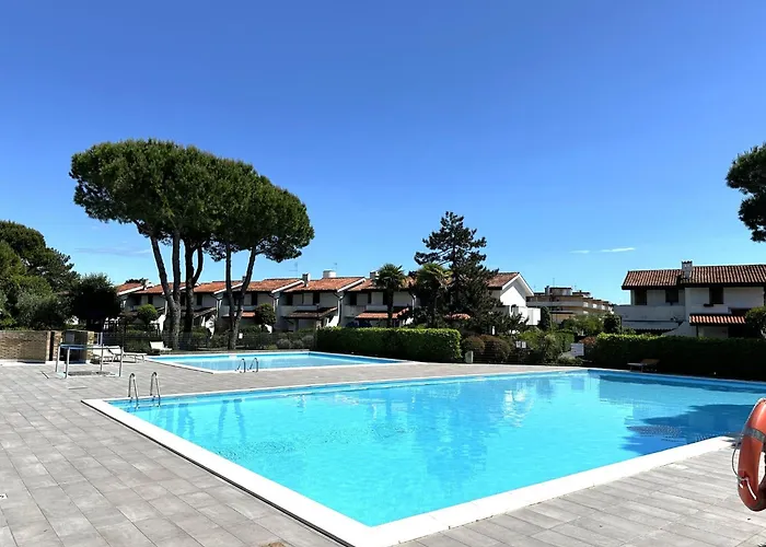 Comfy With Pool Access Villa